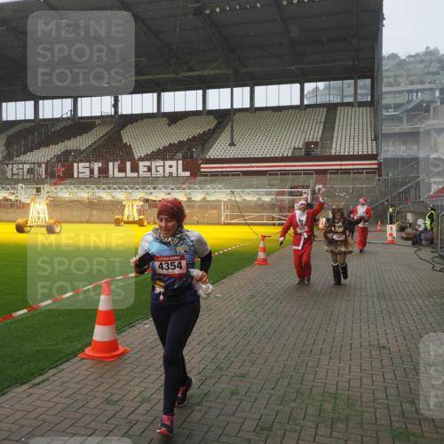 07.12.2025 - St. Pauli X-Mass-Run No. 15 Fabian Wolf http://msf.ph/oto/9371564 07.12.2025 10:07:03 Ziel 217, 366, 421, 792, 867, 972, 975, 1103, 1505, 1572, 1735, 1736, 3189, 3414, 3945, 4354 meine-sportfotos.de