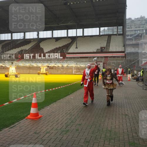 07.12.2025 - St. Pauli X-Mass-Run No. 15 Fabian Wolf http://msf.ph/oto/9371574 07.12.2025 10:07:05 Ziel 217, 366, 421, 792, 972, 975, 1103, 1505, 1572, 1735, 1736, 3189, 3414, 3945, 4354 meine-sportfotos.de