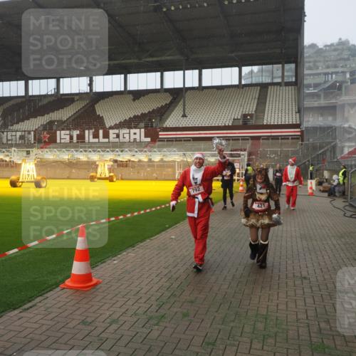 07.12.2025 - St. Pauli X-Mass-Run No. 15 Fabian Wolf http://msf.ph/oto/9371578 07.12.2025 10:07:05 Ziel 217, 366, 421, 792, 972, 975, 1103, 1505, 1572, 1735, 1736, 3189, 3414, 3945, 4354 meine-sportfotos.de
