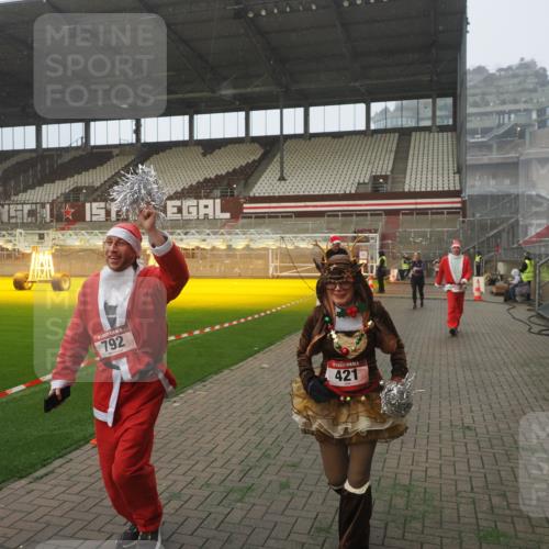 07.12.2025 - St. Pauli X-Mass-Run No. 15 Fabian Wolf http://msf.ph/oto/9371588 07.12.2025 10:07:06 Ziel 217, 366, 421, 792, 972, 975, 1103, 1505, 1572, 1735, 1736, 3414, 3945, 4354 meine-sportfotos.de