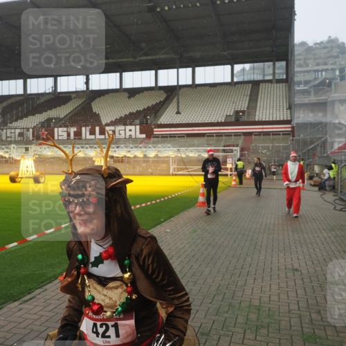 07.12.2025 - St. Pauli X-Mass-Run No. 15 Fabian Wolf http://msf.ph/oto/9371592 07.12.2025 10:07:07 Ziel 366, 421, 792, 972, 975, 1505, 1572, 1735, 1736, 3414, 3945, 4354 meine-sportfotos.de