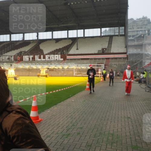 07.12.2025 - St. Pauli X-Mass-Run No. 15 Fabian Wolf http://msf.ph/oto/9371595 07.12.2025 10:07:07 Ziel 366, 421, 792, 972, 975, 1505, 1572, 1735, 1736, 3414, 3945, 4354 meine-sportfotos.de