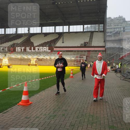 07.12.2025 - St. Pauli X-Mass-Run No. 15 Fabian Wolf http://msf.ph/oto/9371603 07.12.2025 10:07:10 Ziel 421, 792, 972, 975, 1572, 1736, 2983, 3414, 3945, 4354 meine-sportfotos.de