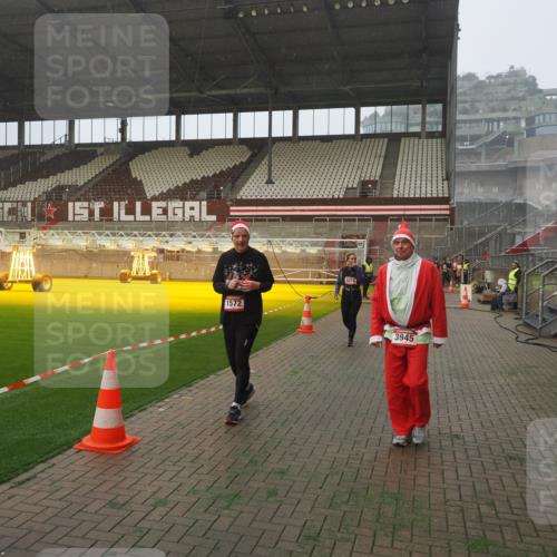 07.12.2025 - St. Pauli X-Mass-Run No. 15 Fabian Wolf http://msf.ph/oto/9371607 07.12.2025 10:07:11 Ziel 421, 792, 1572, 2983, 3414, 3945, 4354 meine-sportfotos.de