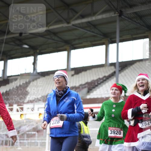07.12.2025 - St. Pauli X-Mass-Run No. 15 Patografie http://msf.ph/oto/9371608 07.12.2025 11:44:56 Ziel 228, 291, 1281, 2246, 2263, 2644, 3492, 3529, 3530, 3552, 3553, 3605, 3624, 3630, 3920, 3921, 4103 meine-sportfotos.de