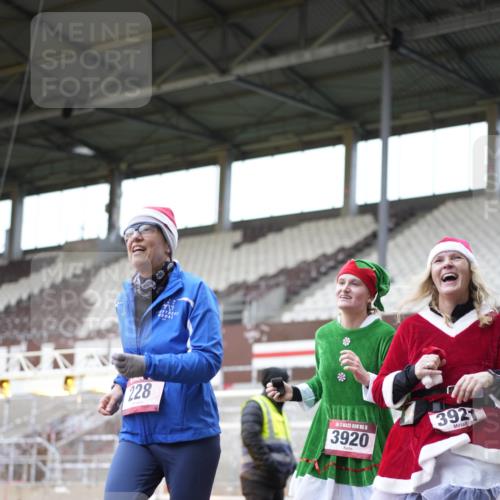 07.12.2025 - St. Pauli X-Mass-Run No. 15 Patografie http://msf.ph/oto/9371610 07.12.2025 11:44:56 Ziel 228, 291, 1281, 2246, 2263, 2644, 3492, 3529, 3530, 3552, 3553, 3605, 3624, 3630, 3920, 3921, 4103 meine-sportfotos.de