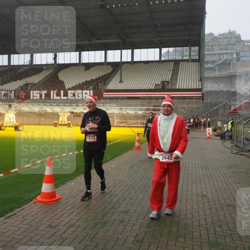 07.12.2025 - St. Pauli X-Mass-Run No. 15 Fabian Wolf http://msf.ph/oto/9371613 07.12.2025 10:07:11 Ziel 421, 792, 1572, 2983, 3414, 3945, 4354 meine-sportfotos.de