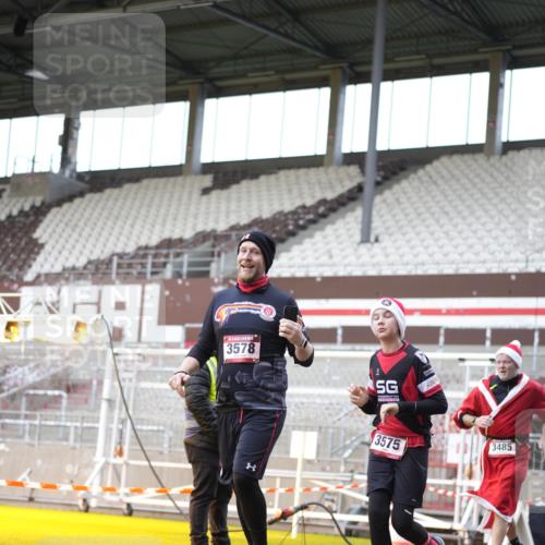 07.12.2025 - St. Pauli X-Mass-Run No. 15 Patografie http://msf.ph/oto/9371624 07.12.2025 11:45:03 Ziel 228, 291, 2246, 2844, 3485, 3489, 3492, 3529, 3530, 3552, 3553, 3575, 3578, 3624, 3630, 3920, 3921, 4103 meine-sportfotos.de