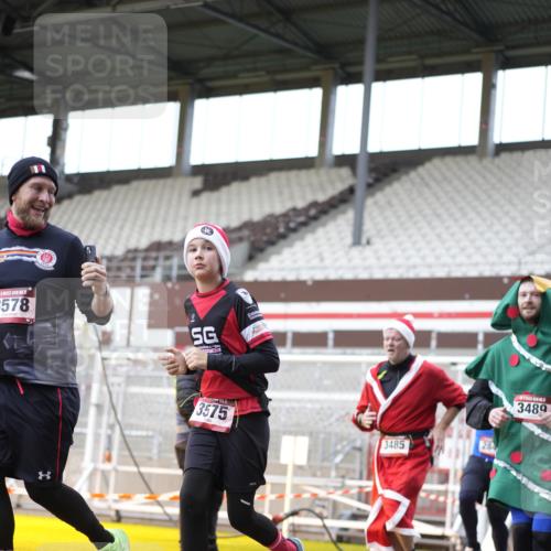 07.12.2025 - St. Pauli X-Mass-Run No. 15 Patografie http://msf.ph/oto/9371628 07.12.2025 11:45:03 Ziel 228, 291, 2246, 2844, 3485, 3489, 3492, 3529, 3530, 3552, 3553, 3575, 3578, 3624, 3630, 3920, 3921, 4103 meine-sportfotos.de