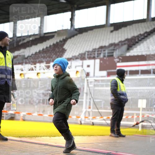 07.12.2025 - St. Pauli X-Mass-Run No. 15 Patografie http://msf.ph/oto/9371642 07.12.2025 11:45:15 Ziel 2372, 2624, 2844, 3485, 3489, 3573, 3575, 3578, 3774 meine-sportfotos.de