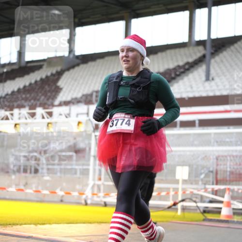 07.12.2025 - St. Pauli X-Mass-Run No. 15 Patografie http://msf.ph/oto/9371653 07.12.2025 11:45:20 Ziel 569, 572, 2372, 2624, 2844, 3573, 3774, 4112 meine-sportfotos.de