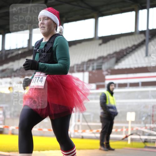 07.12.2025 - St. Pauli X-Mass-Run No. 15 Patografie http://msf.ph/oto/9371657 07.12.2025 11:45:20 Ziel 569, 572, 2372, 2624, 2844, 3573, 3774, 4112 meine-sportfotos.de