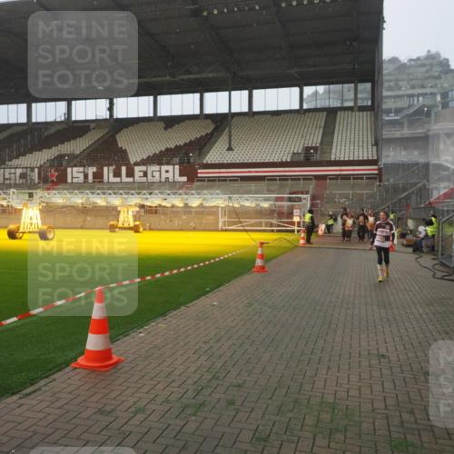 07.12.2025 - St. Pauli X-Mass-Run No. 15 Fabian Wolf http://msf.ph/oto/9371660 07.12.2025 10:07:16 Ziel 421, 517, 685, 792, 1187, 1572, 2983, 3414, 3945 meine-sportfotos.de