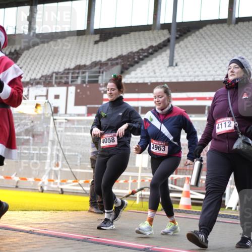 07.12.2025 - St. Pauli X-Mass-Run No. 15 Patografie http://msf.ph/oto/9371665 07.12.2025 11:45:26 Ziel 569, 572, 1324, 2372, 2382, 2385, 2624, 3378, 3379, 3573, 3774, 3963, 4058, 4060, 4112 meine-sportfotos.de