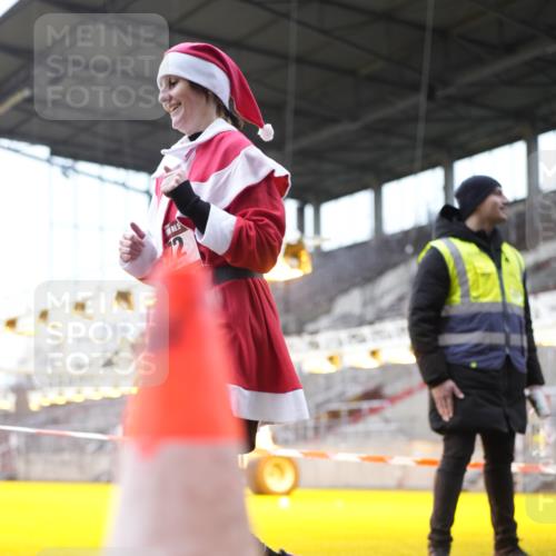 07.12.2025 - St. Pauli X-Mass-Run No. 15 Patografie http://msf.ph/oto/9371666 07.12.2025 11:45:27 Ziel 569, 572, 1324, 2372, 2382, 2385, 3378, 3379, 3573, 3774, 3963, 4058, 4060, 4112 meine-sportfotos.de