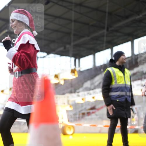 07.12.2025 - St. Pauli X-Mass-Run No. 15 Patografie http://msf.ph/oto/9371668 07.12.2025 11:45:27 Ziel 569, 572, 1324, 2372, 2382, 2385, 3378, 3379, 3573, 3774, 3963, 4058, 4060, 4112 meine-sportfotos.de