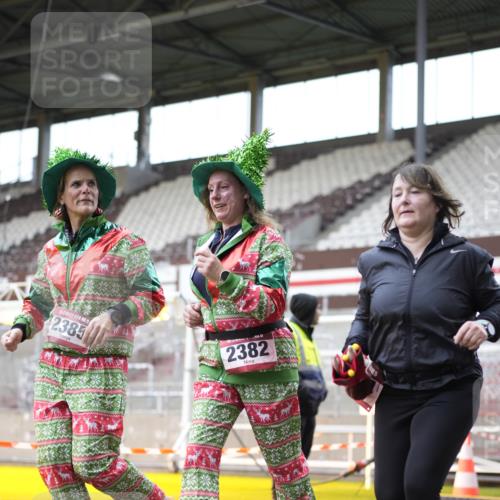 07.12.2025 - St. Pauli X-Mass-Run No. 15 Patografie http://msf.ph/oto/9371677 07.12.2025 11:45:29 Ziel 569, 572, 1324, 2372, 2382, 2385, 3378, 3379, 3573, 3774, 3963, 4058, 4060, 4112 meine-sportfotos.de