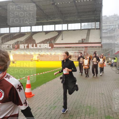07.12.2025 - St. Pauli X-Mass-Run No. 15 Fabian Wolf http://msf.ph/oto/9371706 07.12.2025 10:07:24 Ziel 256, 265, 272, 517, 657, 685, 716, 767, 1187, 1234, 2983 meine-sportfotos.de