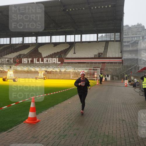 07.12.2025 - St. Pauli X-Mass-Run No. 15 Fabian Wolf http://msf.ph/oto/9371779 07.12.2025 10:07:48 Ziel 1447, 1449, 1905 meine-sportfotos.de