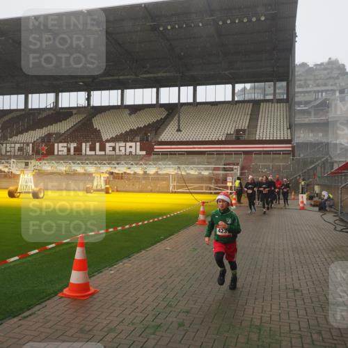 07.12.2025 - St. Pauli X-Mass-Run No. 15 Fabian Wolf http://msf.ph/oto/9371796 07.12.2025 10:07:58 Ziel 1905, 3627, 3628, 4231, 4623, 4624, 4626, 4734, 4737, 4740 meine-sportfotos.de