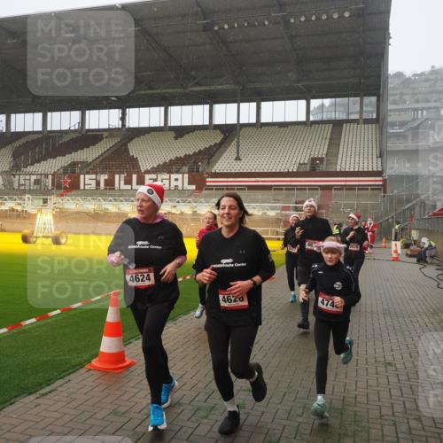07.12.2025 - St. Pauli X-Mass-Run No. 15 Fabian Wolf http://msf.ph/oto/9371820 07.12.2025 10:08:04 Ziel 2691, 2692, 3627, 3628, 4231, 4623, 4624, 4626, 4734, 4737, 4740 meine-sportfotos.de