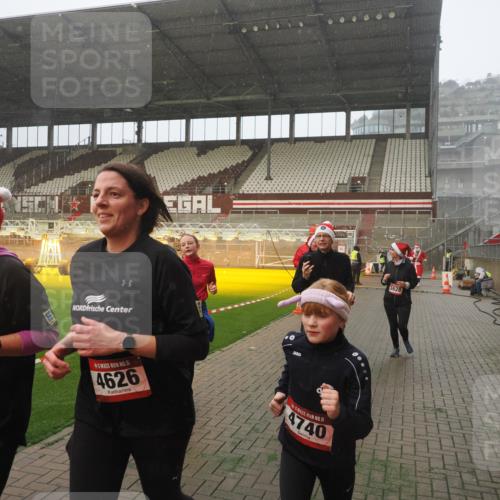 07.12.2025 - St. Pauli X-Mass-Run No. 15 Fabian Wolf http://msf.ph/oto/9371825 07.12.2025 10:08:04 Ziel 2691, 2692, 3627, 3628, 4231, 4623, 4624, 4626, 4734, 4737, 4740 meine-sportfotos.de
