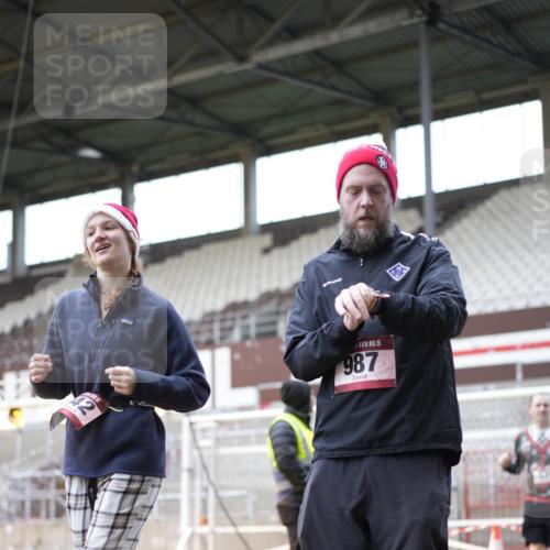 07.12.2025 - St. Pauli X-Mass-Run No. 15 Patografie http://msf.ph/oto/9371826 07.12.2025 11:46:45 Ziel 346, 371, 567, 570, 609, 640, 642, 645, 647, 649, 903, 978, 987, 1276, 2179, 2180, 2222, 2347, 2442, 2446, 2798, 2928, 3010, 3210, 3525, 3924, 3925 meine-sportfotos.de