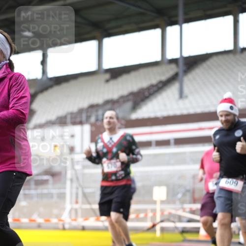 07.12.2025 - St. Pauli X-Mass-Run No. 15 Patografie http://msf.ph/oto/9371827 07.12.2025 11:46:46 Ziel 346, 371, 567, 570, 609, 640, 642, 645, 647, 649, 903, 978, 987, 1276, 2179, 2180, 2222, 2347, 2442, 2446, 2798, 2928, 3010, 3210, 3525, 3924, 3925 meine-sportfotos.de