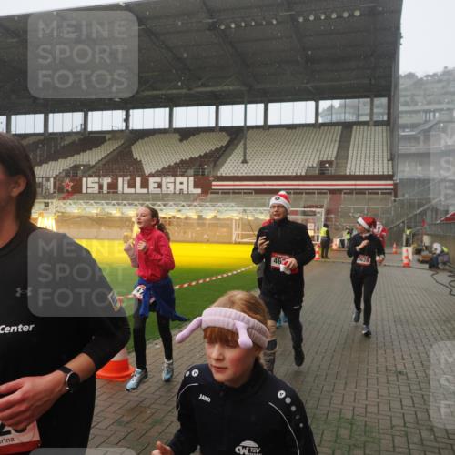 07.12.2025 - St. Pauli X-Mass-Run No. 15 Fabian Wolf http://msf.ph/oto/9371828 07.12.2025 10:08:05 Ziel 2691, 2692, 3627, 3628, 4231, 4623, 4624, 4626, 4734, 4737, 4740 meine-sportfotos.de