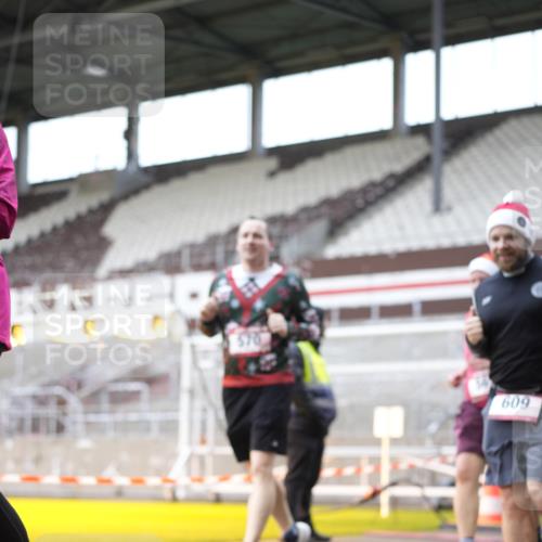 07.12.2025 - St. Pauli X-Mass-Run No. 15 Patografie http://msf.ph/oto/9371830 07.12.2025 11:46:46 Ziel 346, 371, 567, 570, 609, 640, 642, 645, 647, 649, 903, 978, 987, 1276, 2179, 2180, 2222, 2347, 2442, 2446, 2798, 2928, 3010, 3210, 3525, 3924, 3925 meine-sportfotos.de