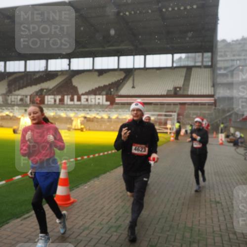 07.12.2025 - St. Pauli X-Mass-Run No. 15 Fabian Wolf http://msf.ph/oto/9371831 07.12.2025 10:08:05 Ziel 2691, 2692, 3627, 3628, 4231, 4623, 4624, 4626, 4734, 4737, 4740 meine-sportfotos.de