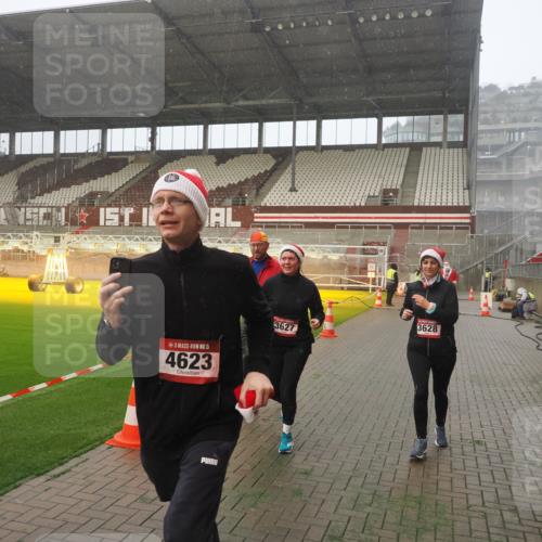 07.12.2025 - St. Pauli X-Mass-Run No. 15 Fabian Wolf http://msf.ph/oto/9371835 07.12.2025 10:08:05 Ziel 2691, 2692, 3627, 3628, 4231, 4623, 4624, 4626, 4734, 4737, 4740 meine-sportfotos.de