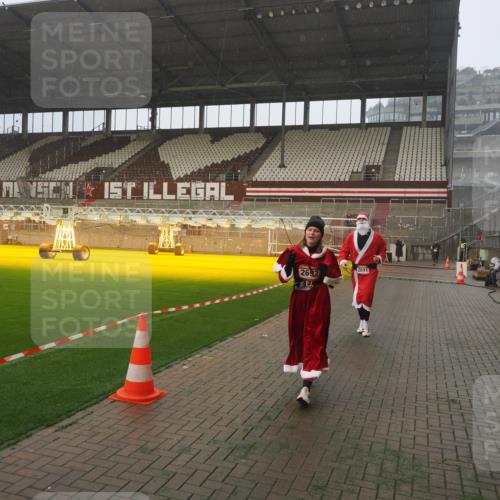 07.12.2025 - St. Pauli X-Mass-Run No. 15 Fabian Wolf http://msf.ph/oto/9371853 07.12.2025 10:08:11 Ziel 2691, 2692, 3627, 3628, 4231, 4623, 4624, 4626, 4734, 4737, 4740 meine-sportfotos.de