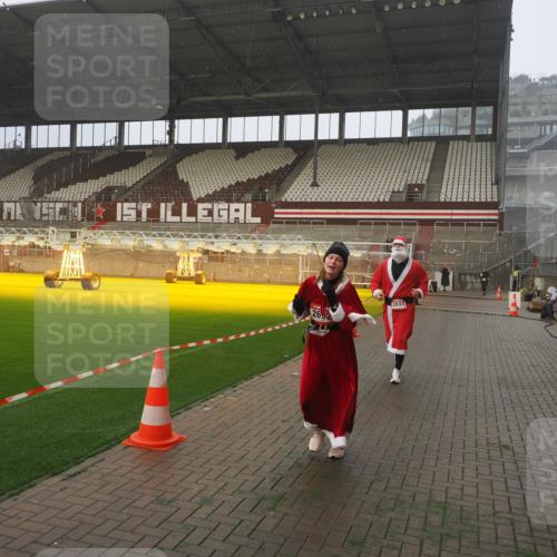 07.12.2025 - St. Pauli X-Mass-Run No. 15 Fabian Wolf http://msf.ph/oto/9371855 07.12.2025 10:08:11 Ziel 2691, 2692, 3627, 3628, 4231, 4623, 4624, 4626, 4734, 4737, 4740 meine-sportfotos.de