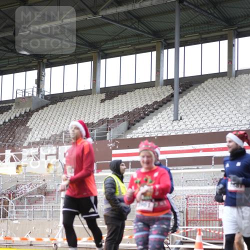 07.12.2025 - St. Pauli X-Mass-Run No. 15 Patografie http://msf.ph/oto/9371856 07.12.2025 11:46:52 Ziel 346, 371, 567, 570, 609, 640, 642, 645, 647, 649, 903, 978, 987, 1276, 1881, 1882, 2047, 2114, 2179, 2180, 2182, 2222, 2347, 2442, 2446, 2798, 2928, 3010, 3210, 3525, 3777, 3924, 3925, 3961 meine-sportfotos.de