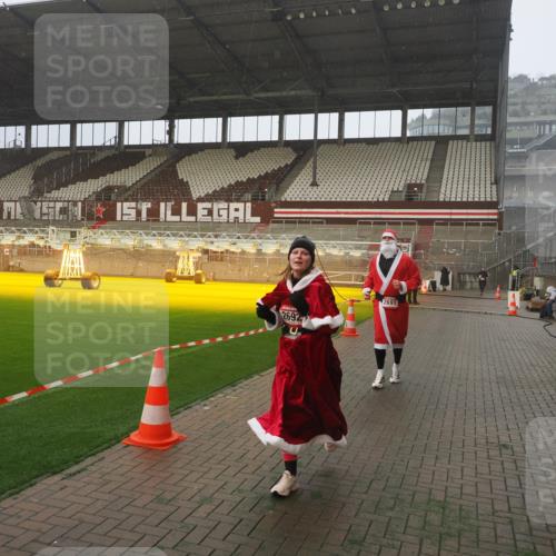 07.12.2025 - St. Pauli X-Mass-Run No. 15 Fabian Wolf http://msf.ph/oto/9371857 07.12.2025 10:08:11 Ziel 2691, 2692, 3627, 3628, 4231, 4623, 4624, 4626, 4734, 4737, 4740 meine-sportfotos.de