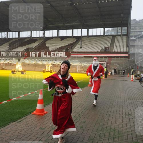07.12.2025 - St. Pauli X-Mass-Run No. 15 Fabian Wolf http://msf.ph/oto/9371860 07.12.2025 10:08:11 Ziel 2691, 2692, 3627, 3628, 4231, 4623, 4624, 4626, 4734, 4737, 4740 meine-sportfotos.de