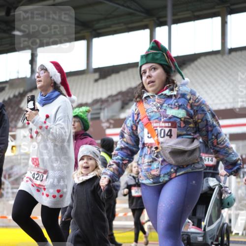 07.12.2025 - St. Pauli X-Mass-Run No. 15 Patografie http://msf.ph/oto/9371889 07.12.2025 11:47:06 Ziel 353, 530, 614, 898, 900, 901, 992, 1881, 1882, 2047, 2114, 2182, 2221, 2223, 2568, 3215, 3216, 3420, 3641, 3777, 3948, 3949, 3961, 5004 meine-sportfotos.de
