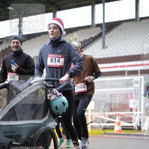 07.12.2025 - St. Pauli X-Mass-Run No. 15 Patografie http://msf.ph/oto/9371893 07.12.2025 11:47:08 Ziel 353, 530, 614, 898, 900, 901, 992, 2047, 2114, 2221, 2223, 2568, 3215, 3216, 3420, 3471, 3482, 3641, 3777, 3798, 3800, 3948, 3949, 5004 meine-sportfotos.de
