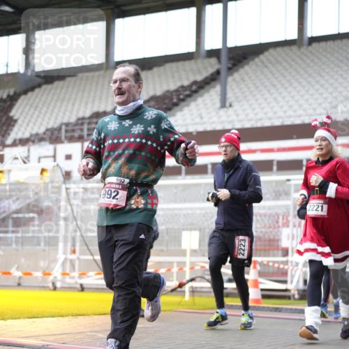 07.12.2025 - St. Pauli X-Mass-Run No. 15 Patografie http://msf.ph/oto/9371901 07.12.2025 11:47:10 Ziel 353, 530, 614, 898, 900, 901, 992, 2221, 2223, 2568, 3215, 3216, 3420, 3471, 3482, 3641, 3798, 3800, 3948, 3949, 4883, 5004 meine-sportfotos.de