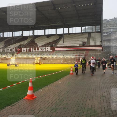 07.12.2025 - St. Pauli X-Mass-Run No. 15 Fabian Wolf http://msf.ph/oto/9371917 07.12.2025 10:08:36 Ziel 2247, 2248, 2650, 3495, 3759, 4205, 4232, 4234, 4451 meine-sportfotos.de