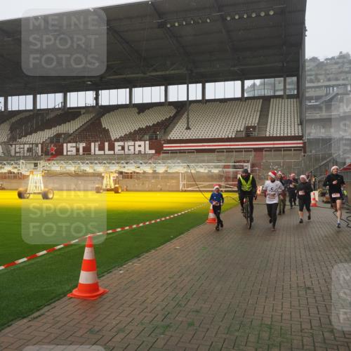 07.12.2025 - St. Pauli X-Mass-Run No. 15 Fabian Wolf http://msf.ph/oto/9371921 07.12.2025 10:08:36 Ziel 2247, 2248, 2650, 3495, 3759, 4205, 4232, 4234, 4451 meine-sportfotos.de
