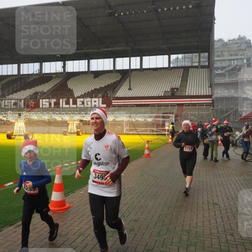 07.12.2025 - St. Pauli X-Mass-Run No. 15 Fabian Wolf http://msf.ph/oto/9371950 07.12.2025 10:08:39 Ziel 707, 1031, 2247, 2248, 2650, 3212, 3495, 3671, 3759, 4205, 4232, 4234, 4451 meine-sportfotos.de