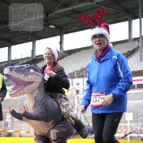 07.12.2025 - St. Pauli X-Mass-Run No. 15 Patografie http://msf.ph/oto/9371963 07.12.2025 11:47:31 Ziel 107, 121, 125, 131, 237, 245, 254, 930, 1540, 3416, 3419, 3430, 3594, 3596, 3655, 3664, 3754, 3770 meine-sportfotos.de