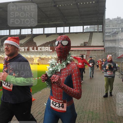 07.12.2025 - St. Pauli X-Mass-Run No. 15 Fabian Wolf http://msf.ph/oto/9371985 07.12.2025 10:08:44 Ziel 390, 707, 789, 947, 1002, 1031, 1176, 2247, 2248, 2521, 3212, 3332, 3335, 3495, 3671, 3759, 4205, 4232, 4234, 4451 meine-sportfotos.de