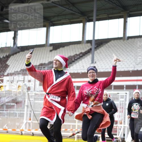 07.12.2025 - St. Pauli X-Mass-Run No. 15 Patografie http://msf.ph/oto/9371997 07.12.2025 11:47:47 Ziel 1032, 1534, 1539, 1622, 1951, 2381, 2384, 2451, 2452, 2475, 2516, 2842, 3225, 3227, 3313, 4425, 4427 meine-sportfotos.de