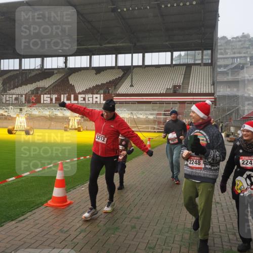 07.12.2025 - St. Pauli X-Mass-Run No. 15 Fabian Wolf http://msf.ph/oto/9372000 07.12.2025 10:08:46 Ziel 390, 707, 789, 947, 1002, 1031, 1176, 2247, 2248, 2521, 3212, 3332, 3335, 3495, 3671, 3759, 3904, 3907, 4205, 4232, 4234, 4451 meine-sportfotos.de