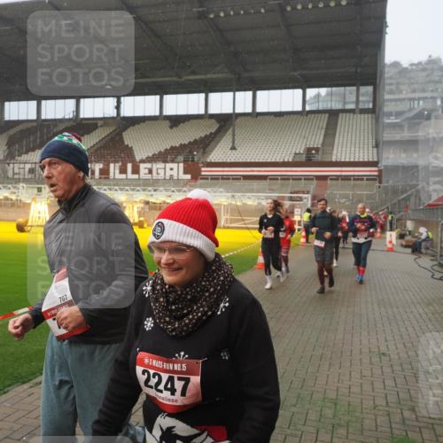07.12.2025 - St. Pauli X-Mass-Run No. 15 Fabian Wolf http://msf.ph/oto/9372021 07.12.2025 10:08:48 Ziel 390, 707, 786, 789, 947, 1002, 1031, 1176, 2247, 2248, 2521, 3212, 3332, 3335, 3484, 3495, 3671, 3759, 3904, 3907, 4205, 4232, 4234, 4451 meine-sportfotos.de