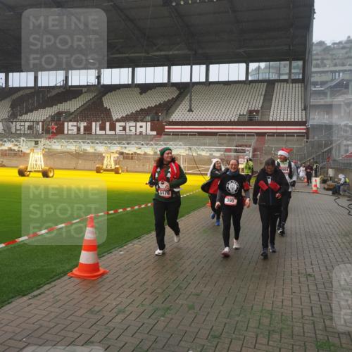 07.12.2025 - St. Pauli X-Mass-Run No. 15 Fabian Wolf http://msf.ph/oto/9372068 07.12.2025 10:08:53 Ziel 19, 390, 707, 786, 789, 947, 1002, 1031, 1176, 1570, 2126, 2521, 3212, 3300, 3332, 3335, 3484, 3671, 3891, 3904, 3907, 4232, 4234, 4451 meine-sportfotos.de
