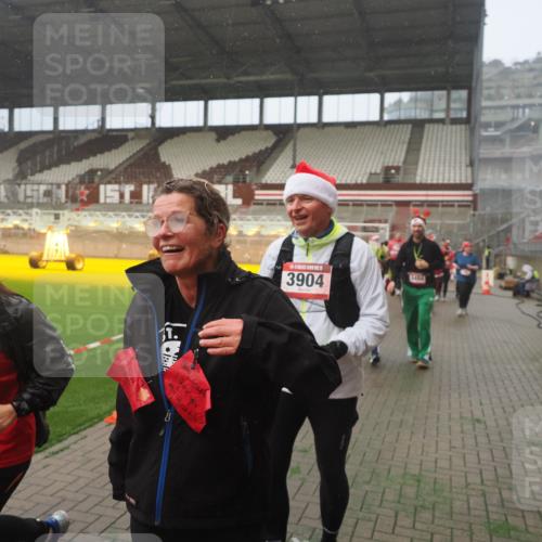 07.12.2025 - St. Pauli X-Mass-Run No. 15 Fabian Wolf http://msf.ph/oto/9372102 07.12.2025 10:08:57 Ziel 19, 390, 707, 786, 789, 947, 1002, 1031, 1176, 1461, 1465, 1570, 1575, 1576, 2126, 2521, 3212, 3300, 3332, 3335, 3484, 3671, 3891, 3904, 3907, 4066, 4067, 4068 meine-sportfotos.de
